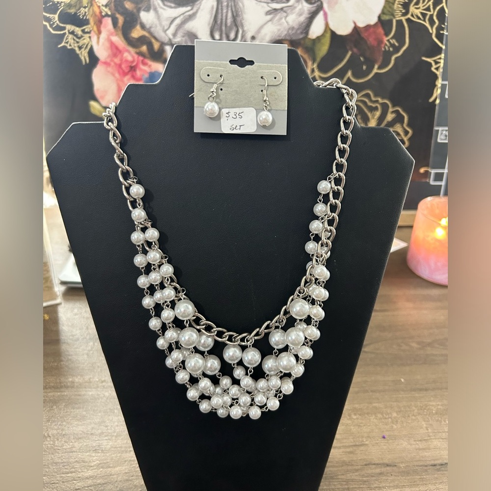 NWT necklace and earring set